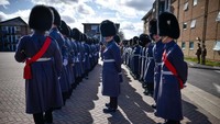 Prajurit Welsh Guards bersiap sebelum parade hari Santo David di Windsor, Inggris (1/4/2020). Peter Summers/Getty Images.