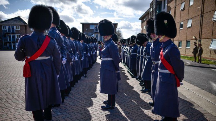 Pengawal Welsh, bagian dari Divisi Pengawal, adalah salah satu resimen Pengawal Kaki dari Tentara Inggris. Yuk lihat foto-foto tentara pengawal Kerajaan Inggris yang gagah itu.