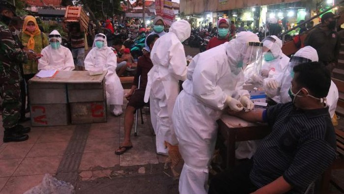 50 Pedagang dan Buruh Pasar Keputran Jalani Rapid Test, Hasilnya?