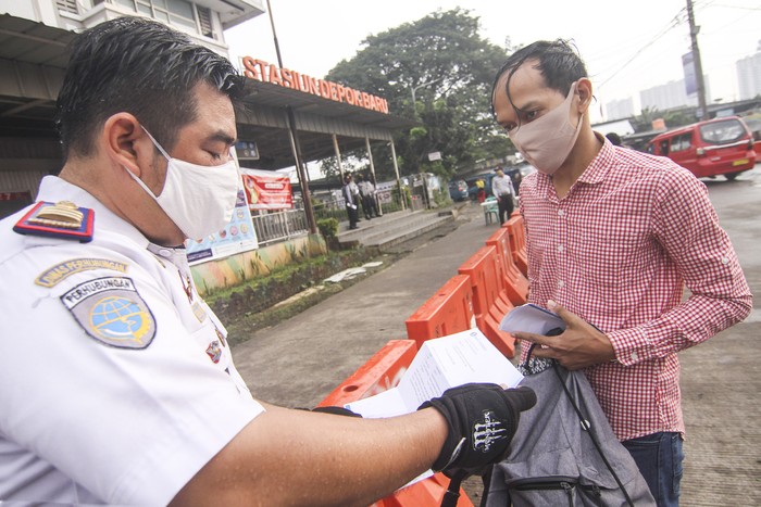 Petugas Dishub memeriksa surat tugas kerja calon penumpang KRL di Stasiun Depok Baru, Depok, Jawa Barat, Rabu (13/5/2020). Pemerintah Kota Depok memperketat aturan pergerakan masyarakat dengan penerapan pemeriksaan surat tugas kerja bagi pengguna Kereta Rel Listrik (KRL) sebagai upaya memutus mata rantai penyebaran COVID-19. ANTARA FOTO/Asprilla Dwi Adha/aww.