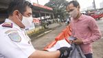 Pemeriksaan Surat Tugas Calon Penumpang KRL