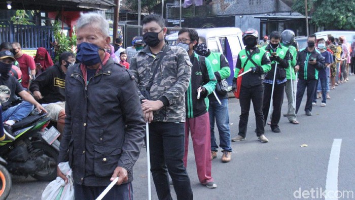 Ojol Antre Paket Makanan Murah di Bandung