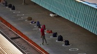 Pihak stasiun menerapkan physical distancing atau pembatasan fisik untuk mengantisipasi penyebaran virus Corona.