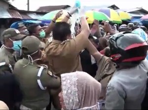 Video Kerumunan Warga Saat Bupati Muna Bagi-bagi Masker
