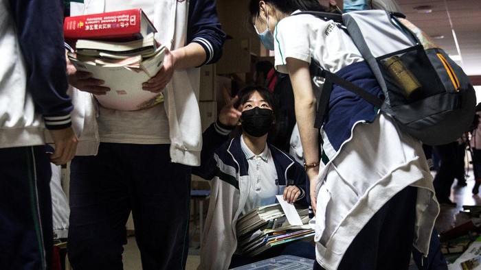Melihat Aktivitas Sekolah di Wuhan Siswa belajar dengan papan transparan ditempatkan di setiap meja sebagai tindakan pencegahan terhadap COVID-19 di Sekolah Menengah Wuhan, China, beberapa waktu lalu.