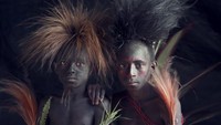 Dua anak dari Suku Kaluli di Papua New Guinea. Foto ini diambil pada pada tahun 2017