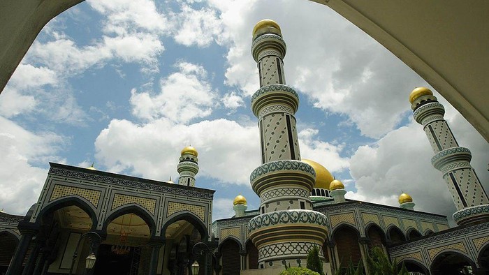 Masjid-masjid dibangun megah di berbagai negara. Meski arsitekturnya beda, namun ada sejumlah masjid yang memiliki kesamaan kubah yang berwarna emas.
