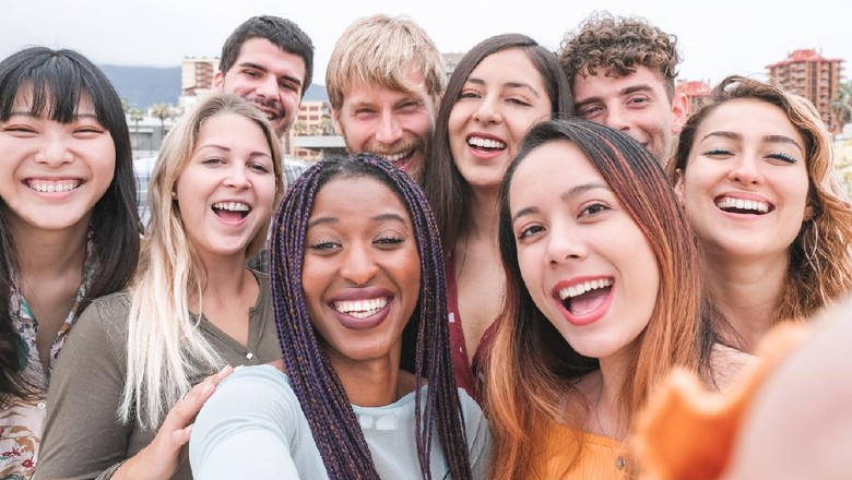 Kelompok multikultur Happy friends from diverse cultures and races taking photo making funny faces - Youth, millennial generation and friendship concept with young people having fun together