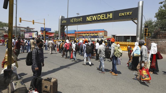 India mulai membuka kembali beberapa jaringan rel kereta pada 12 Mei dan mengoperasikan kereta api secara terbatas. Penumpang kereta pun menumpuk.May 12, 2020. India is reopening some of its colossal rail network as the country looks at easing its nearly seven-week strict lockdown amid an increase in coronavirus infections. (AP Photo/Manish Swarup)