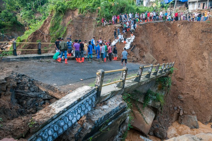 Warga secara swadaya membangun kembali akses jalan di jembatan yang putus di Kampung Cinyiru, Lebak, Banten, Rabu (13/5/2020). Menurut keterangan warga setempat jembatan penghubung antarprovinsi Banten-Jawa Barat tersebut putus akibat hujan dengan intensitas tinggi dan menyebabkan aliran sungai meluap yang terjadi sejak Selasa (12/5) sore hingga malam hari. ANTARA FOTO/Muhammad Bagus Khoirunas/aww.