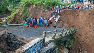 Hujan Lebat Akibatkan Jembatan Cinyiru Lebak Ambles