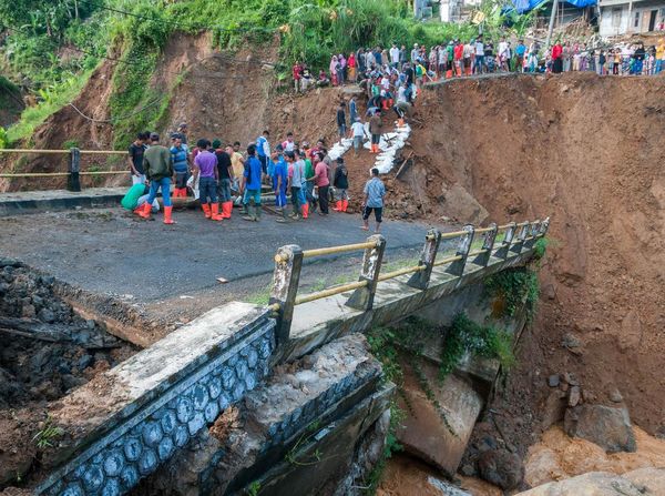 Hujan Lebat Akibatkan Jembatan Cinyiru Lebak Ambles