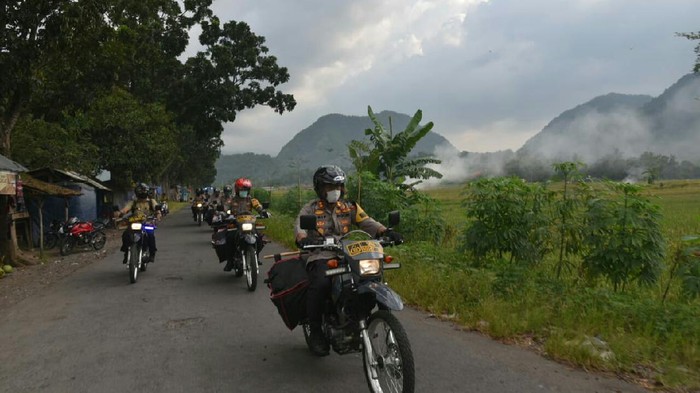 Polresta cirebon bagikan sembako pakai motor trial