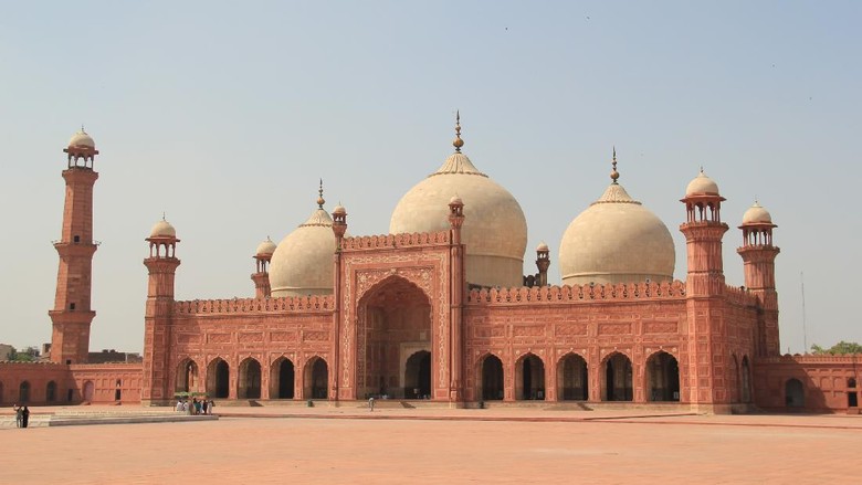 Tak hanya jadi landmark populer di Pakistan, Masjid Badshahi juga jadi saksi kejayaan Islam di Pakistan. Masjid ini pun pernah jadi masjid terbesar di dunia lho