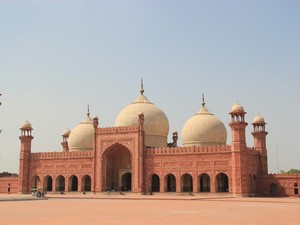 Inilah Masjid Badshahi, Kemegahannya Sudah Terlihat dari Jarak 16 Km!