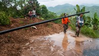 Tidak ada laporan korban jiwa atau terluka akibat jembatan ambles dan longsor di Lebak.