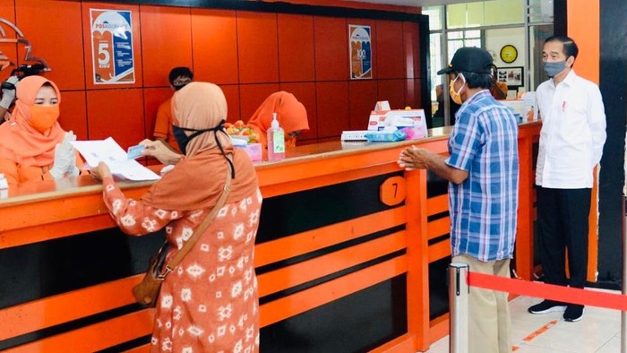 Penyerahan bantuan tunai kepada sejumlah keluarga penerima manfaat yang digelar di Kantor Pos Jalan Ir. H. Juanda, Kota Bogor, pada Rabu, 13 Mei 2020.