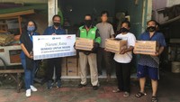 Penyerahan secara simbolis Bantuan Paket Sembako oleh PT Surya Artha Nusantara Finance melalui Theresia Sri Nayuti (kiri) kepada Ketua RT Setempat,  Rusli di Kampung Pekayon, Pejaten, Jakarta Selatan.Istimewa