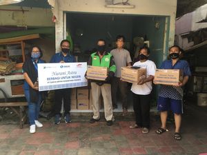 Bagi-bagi Paket Sembako untuk Warga