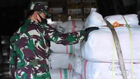 Panglima TNI Marsekal TNI Hadi Tjahjanto melihat paket bantuan yang berada di pesawat Hercules C130 seri A-1318 milik TNI AU usai upacara pelepasan bantuan kemanusiaan.