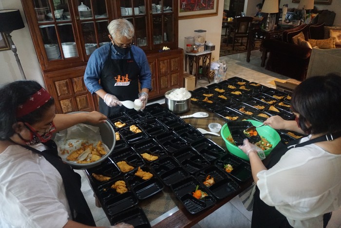 Donasi Paket Makanan Untuk Tenaga Medis Relawan melakukan pengemasan makanan untuk dibagikan kepada para tenaga medis, Jakarta, Rabu (13/4/2020).