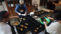 Dalam satu bulan terakhir Untuk Indonesia telah mengirimkan total 15.000 paket makanan siap saji, snack dan minuman ke 10 Rumah Sakit di Jakarta dan sekitarnya, serta juga di Semarang dan Gorontalo.