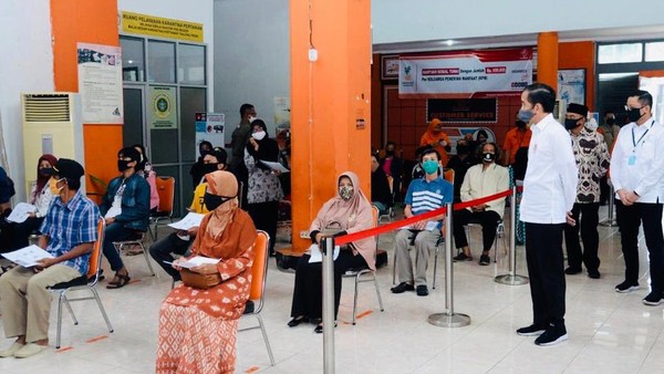 Presiden Joko Widodo (Jokowi) meninjau penyerahan bantuan tunai kepada sejumlah keluarga penerima manfaat yang digelar di Kantor Pos Jalan Ir. H. Juanda, Kota Bogor, pada Rabu, 13 Mei 2020. Bantuan tunai tersebut diberikan kepada masyarakat agar tetap memiliki daya beli di tengah pandemi Covid-19.