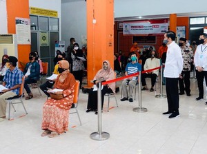 Jokowi Tinjau Penyerahan Bansos Tunai di Kantor Pos Bogor