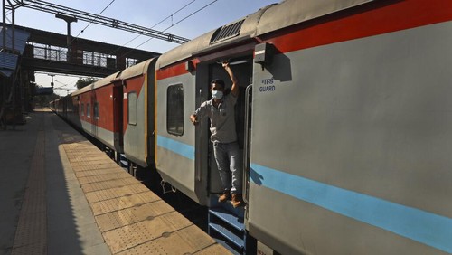 India mulai membuka kembali beberapa jaringan rel kereta pada 12 Mei dan mengoperasikan kereta api secara terbatas. Penumpang kereta pun menumpuk.May 12, 2020. India is reopening some of its colossal rail network as the country looks at easing its nearly seven-week strict lockdown amid an increase in coronavirus infections. (AP Photo/Manish Swarup)