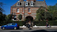 Satu unit rumah mewah terlihat megah di kawasan Battersea, London. Berbagai analis menyatakan ekonomi dunia terus merosot pada 2020, salah satunya karena pandemi Corona.