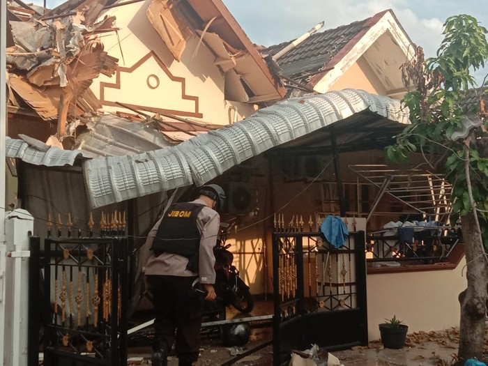 Tim Jibom datangi lokasi rumah ambruk di Cemara Asri (Ahmad Arfah-detikcom)