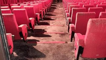 Selang beberapa hari setelah memposting foto kondisi toko, Nex Nezeum memajang penampakan kondisi bioskop yang turut tutup karena lockdown Corona. Foto: Nex Nezeum via Bored Panda