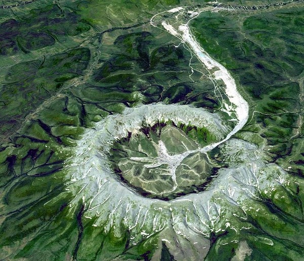 Menurut para geolog, formasi aneh Kondyor Massif disebabkan oleh magma cair yang terkristalisasi. Ada juga ahli yang menyebut Kondyor Massif merupakan situs bekas asteroid/meteor jatuh. (NASA)