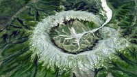 Menurut para geolog, formasi aneh Kondyor Massif disebabkan oleh magma cair yang terkristalisasi. Ada juga ahli yang menyebut Kondyor Massif merupakan situs bekas asteroid/meteor jatuh. (NASA)