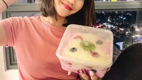 Saat kulineran pun, ia selalu mengabadikan momen dengan berfoto sambil membawa berbagai makanan yang ia pesan. Foto: Instagram @c.eendy
