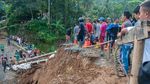 Hujan Lebat Akibatkan Jembatan Cinyiru Lebak Ambles