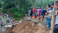 Saat ini warga bersama TNI sedang gotong royong membuat jalan darurat.