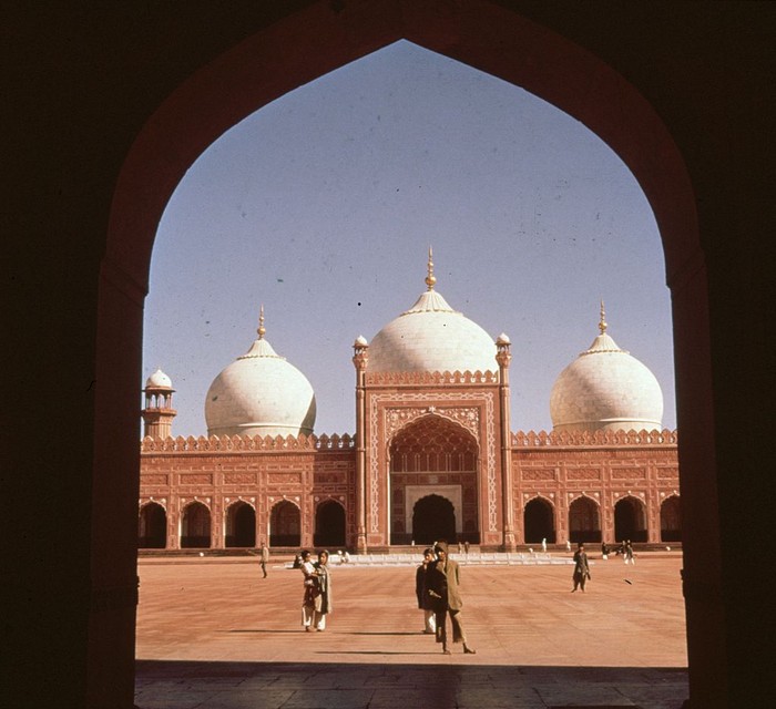 Tak hanya jadi landmark populer di Pakistan, Masjid Badshahi juga jadi saksi kejayaan Islam di Pakistan. Masjid ini pun pernah jadi masjid terbesar di dunia lho