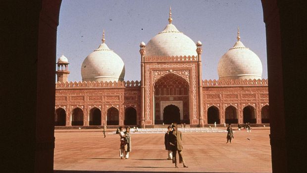 Tak hanya jadi landmark populer di Pakistan, Masjid Badshahi juga jadi saksi kejayaan Islam di Pakistan. Masjid ini pun pernah jadi masjid terbesar di dunia lho
