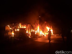 Sejumlah Kios di Bandung Barat Ludes Terbakar, 1 Orang Terluka