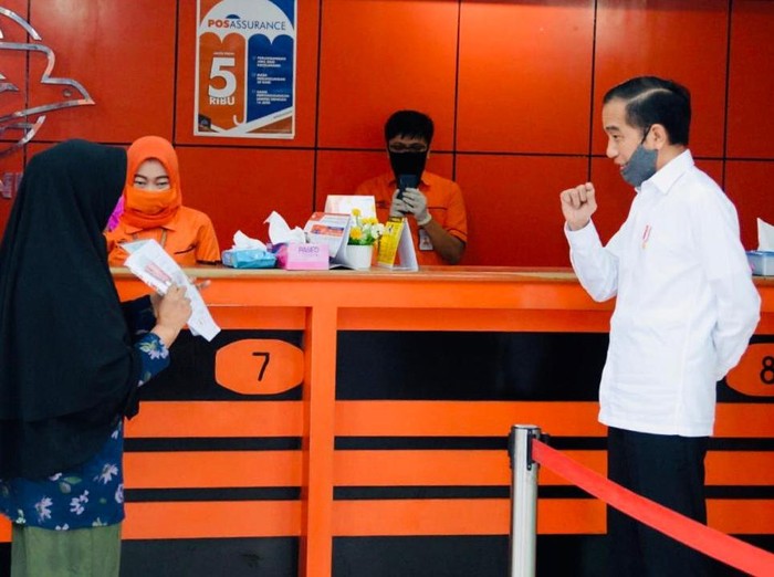 Presiden Joko Widodo (Jokowi) meninjau penyerahan bantuan tunai kepada sejumlah keluarga penerima manfaat yang digelar di Kantor Pos Jalan Ir. H. Juanda, Kota Bogor, pada Rabu, 13 Mei 2020. Bantuan tunai tersebut diberikan kepada masyarakat agar tetap memiliki daya beli di tengah pandemi Covid-19.
