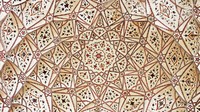 Hiasan ukiran ditambah ornamen di bagian dalam masjid membuat Masjid Badshahi semakin indah. Di masa silam, Masjid Badshahi pernah dinobatkan sebagai masjid terbesar di dunia selama 313 tahun. Masjid ini diketahui dapat menampung hingga 100.000 jemaah lho. Istimewa/Dok. Wikipedia/Shabi Abdullah.