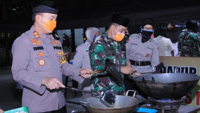 Warga Terdampak Corona Madiun Dapat Kiriman Makan Saur Polisi Dan TNI