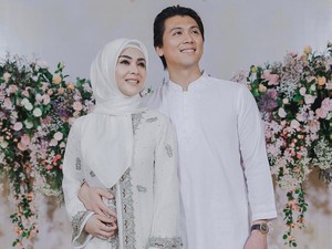 Syahrini Pilih Fokus Ibadah Daripada Komentari Omongan Ayah Angkat