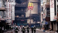 Pada Mei 1998, kerusuhan terjadi di mana-mana menuntut Presiden Soeharto mundur dan mulai dari situ krisis moneter Indonesia memuncak. (Getty Images)