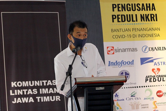 BANTUAN KOMUNITAS LINTAS IMAN Sejumlah tokoh perwakilan dari Komunitas Lintas Iman menghadiri acara penyerahan bantuan di Surabaya, Jawa Timur, Kamis (14/5/2020). Komunitas Lintas Iman Jawa Timur bekerja sama dengan Pengusaha Peduli NKRI dan PT Hebat dalam memberikan bantuan berupa paket makanan untuk berbuka puasa yang disalurkan melalui YABB kepada para pekerja informal terdampak COVID-19.
