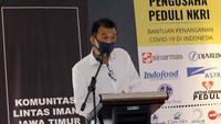 Perwakilan Komunitas Lintas Iman Jawa Timur Irwan Pontoh menyampaikan sambutan disela-sela acara penyerahan bantuan di Surabaya, Jawa Timur, Kamis (14/5/2020).  dok. Komunitas Lintas Iman