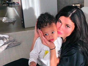 Sayang Anak, Kylie Jenner Beli Kuda Poni untuk Stormi Seharga Rp 2,9 Miliar