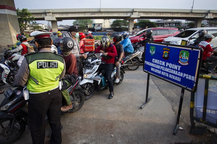 Ini yang Harus Dipertimbangkan Bila RI Hendak Longgarkan PSBB Rencana pemerintah untuk melonggarkan PSBB dinilai terburu-buru. Ada Sejumlah hal yang harus dipertimbangkan bila pemerintah hendak melonggarkan PSBB.