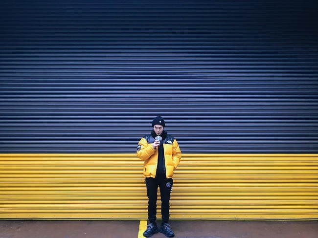 Karena banyak orang yang bilang Suho bagus memadupadankan warna. Sejak itu, aku mulai sengaja mencari lokasi dan mencocokkan busana dengan latarnya. Jika aku menggunakan baju tertentu, aku akan mencari tempat yang sesuai dengan baju itu, ungkapnya dalam video yang diunggah Allure.Foto: Instagram @kimjuncotton